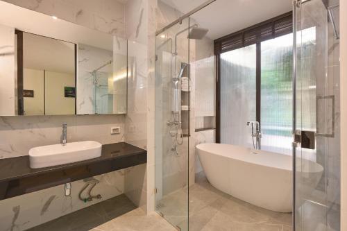 room detail thumbnail 2