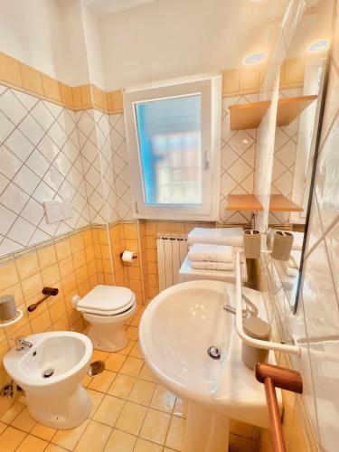 One-Bedroom Apartment image 8