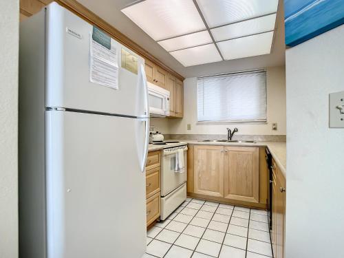 Ocean View with a beachfront pool at Ocean Trillium Condo ~ 402, New Smyrna Beach (foto 6)