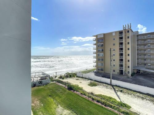 Ocean View with a beachfront pool at Ocean Trillium Condo ~ 402, New Smyrna Beach (foto 8)