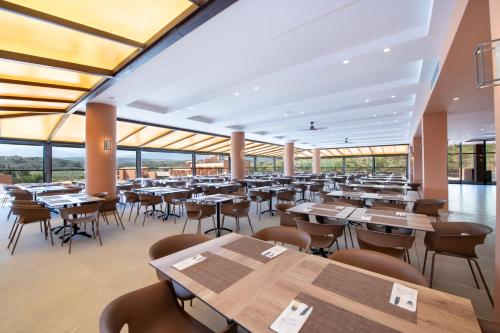 Restaurant, Kiani Beach Resort Family All Inclusive in Armeni