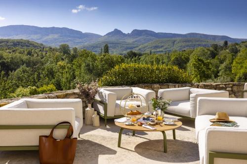 Chateau Les Oliviers de Salettes in Charols