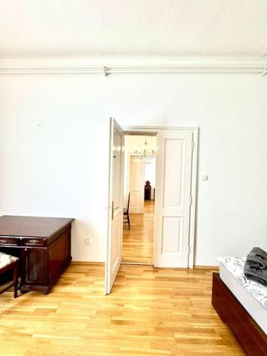 Unique apartment in the center, Bratislava (fotografie 6)