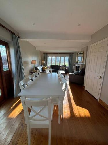 Picturebook cottage on prestigious polo estate in Stedham