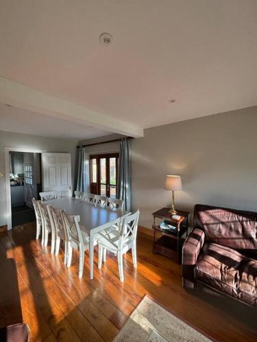 Picturebook cottage on prestigious polo estate in Stedham