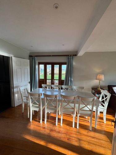 Picturebook cottage on prestigious polo estate in Stedham