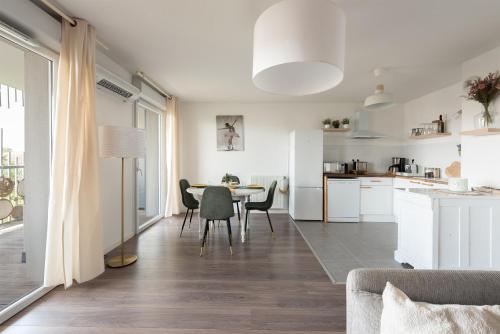 Kitchen, T3 avec terrasse et parking, a proximite de l'Aeroport et d'Airbus in Toulousse-Blagnac Airport