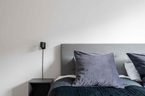 One-Bedroom Apartment image 7