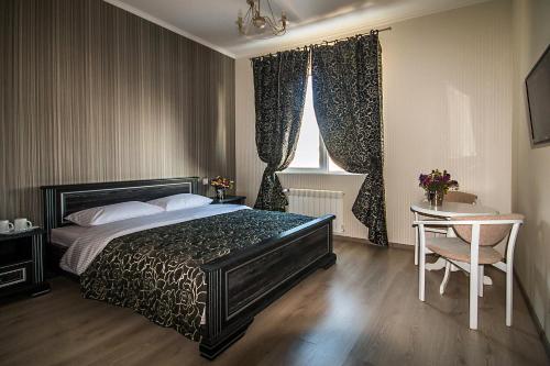 1 queen bed, 1 sofa bed
