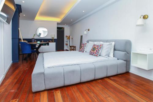 The Captain Suite, Athen