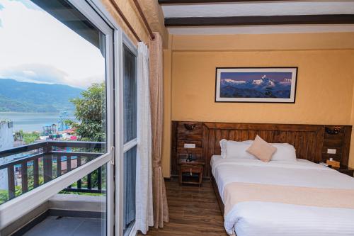 Deluxe Double Room with Balcony image 10