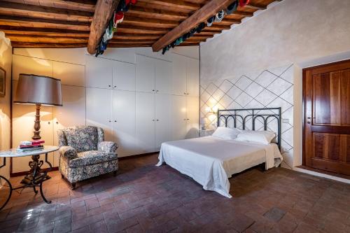 1 queen bed, 2 twin beds