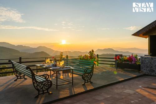 Chalet Rushli - Free Breakfast with Valley View at Mussoorie by StayVista, Kanatal