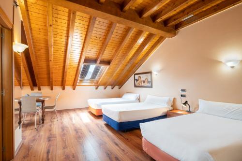 3 twin beds