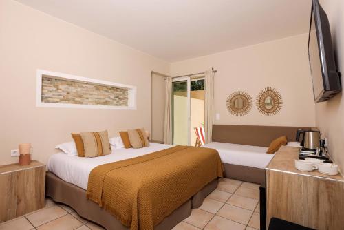 1 queen bed, 1 twin bed