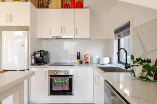 Facilities, Stunning, modern, two-story detached townhouse in Footscray