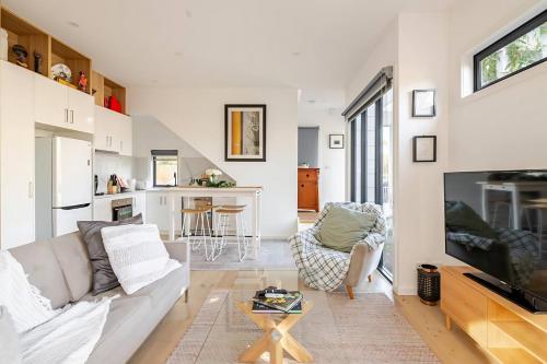 Facilities, Stunning, modern, two-story detached townhouse in Footscray