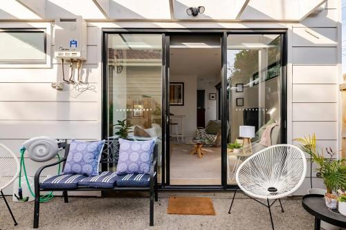 View, Stunning, modern, two-story detached townhouse in Footscray