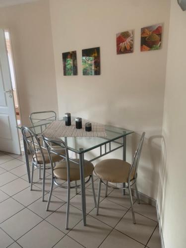 One-Bedroom Apartment with Kitchen image 8
