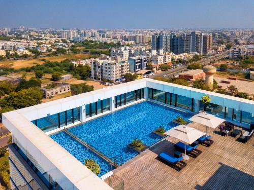 Úszómedence, Renaissance Ahmedabad Hotel in Sola