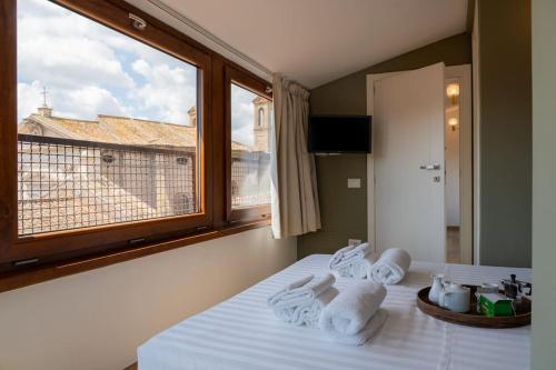SKY DOMUS ROME Historic Center Penthouse With Jacuzzi, Рим (фото 3)