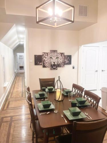 3 bed safari escape with AMPLE parking and bunkbeds in Milwaukee, USA