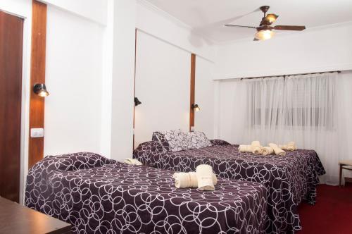 3 twin beds