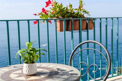 Triple Room with Sea View image 7