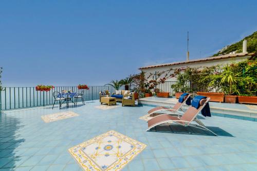 Triple Room with Sea View image 5