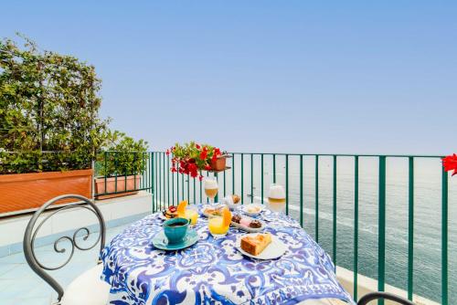 Triple Room with Sea View image 4
