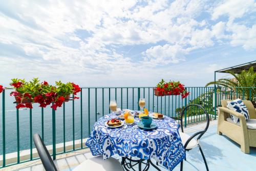 Triple Room with Sea View image 1