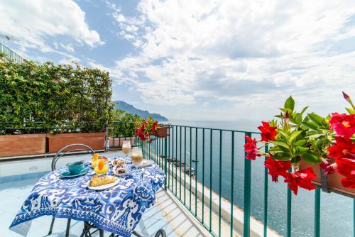 Triple Room with Sea View image 3