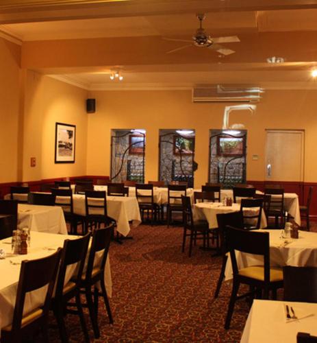 ห้องอาหาร, The Alpine Hotel in คูม่า