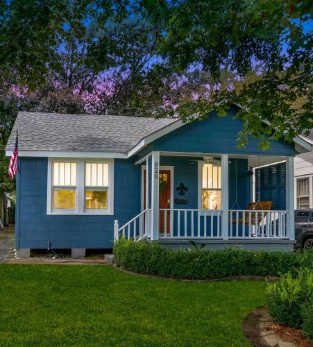 Blissful Blue Bungalow in the Heart of Baton Rouge