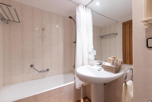 UHC SANTILLANA FAMILY COMPLEX - image 3