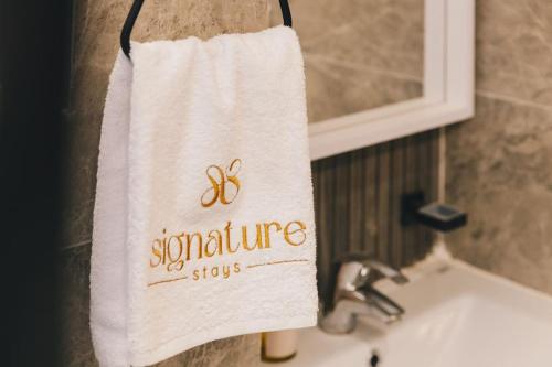 Signature Stays Luxurious Modern Apt