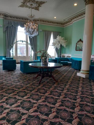 Royal Hotel - image 4