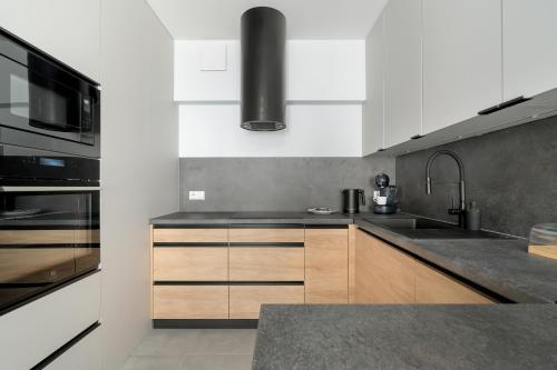Nowoczesny Apartament z Parkingiem w sasiedztwie Starego ZOO by Noclegi Renters