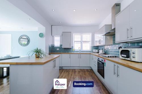 ห้องครัว, Spacious 4 Bedroom Detached Bungalow by Harperletting with Pool Table and Driveway in Buckley in บัคลีย์บิสเทอร์เวสต์