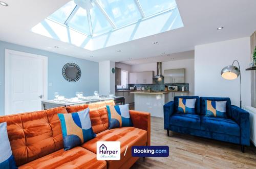 ห้องครัว, Spacious 4 Bedroom Detached Bungalow by Harperletting with Pool Table and Driveway in Buckley in บัคลีย์บิสเทอร์เวสต์