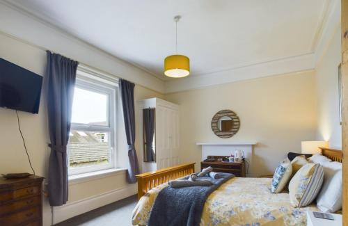 Peaceful garden view double with ensuite in house opposite beach, with access to private garden and bike store, Margate