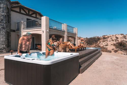 The Citadel - Huge Cowboy Tub, Hot Tub, Firepits in Yucca Valley, USA