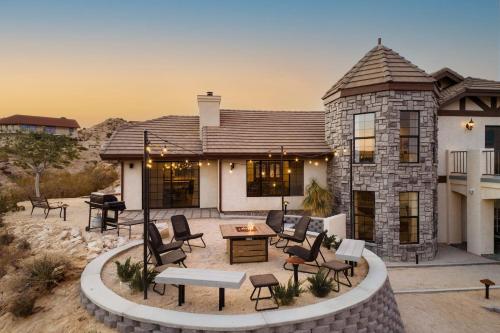 The Citadel - Huge Cowboy Tub, Hot Tub, Firepits in Yucca Valley, USA