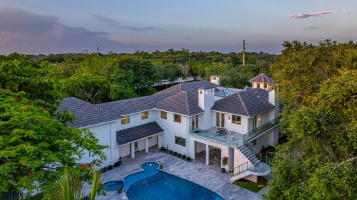 La Maison-9 bed Villa on 3 acres with Sports Court in Kendall, USA