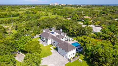 La Maison-9 bed Villa on 3 acres with Sports Court in Kendall, USA