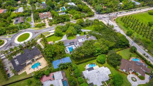 La Maison-9 bed Villa on 3 acres with Sports Court in Kendall, USA