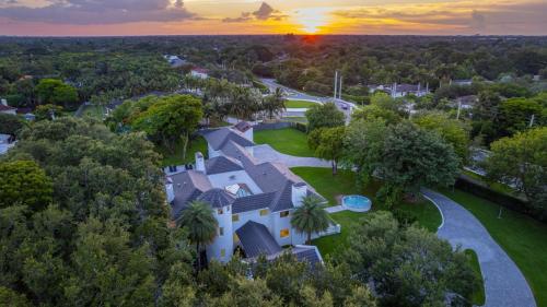 La Maison-9 bed Villa on 3 acres with Sports Court in Kendall, USA