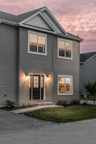 Corporate Housing by MGM in Oak Creek, USA