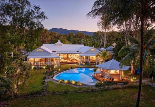 Luxury beachfront home 20 minutes from Cairns CBD