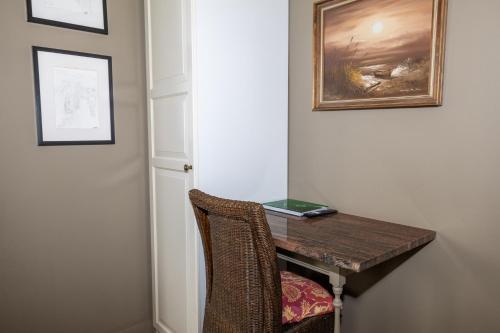 Hrafninn Guesthouse - image 4